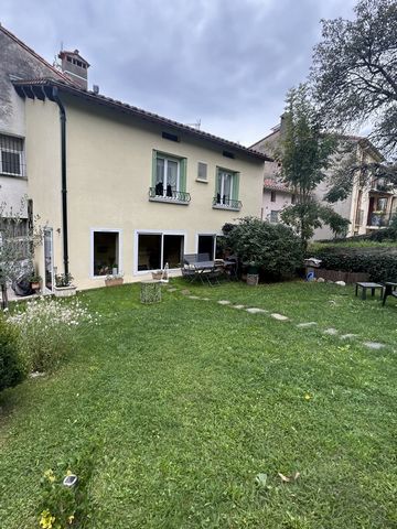 House with a lot of charm 5 minutes from the center of the village on a plot of 299 m2. It consists of the main part with an entrance, a kitchen and a living room opening onto a terrace, four bedrooms, an office, an alcove, a shower room, a separate ...