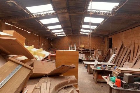 I sell a large and bright warehouse for your business, located in the commercial sector of the Suba Casa Blanca neighborhood.  Suitable for the production and storage of your products, due to its approximate height of 4 meters. Close to main roads su...