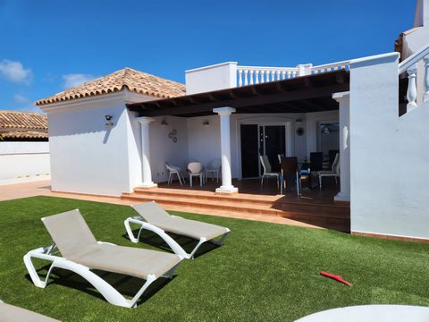 Cette villa est située dans le quartier résidentiel de Corralejo près de Fuerchina, à 1,5 km du centre et à 3 km de Grandes Playa de Las Dunas. Il dispose de 3 chambres, 2 salles de bains, cuisine ouverte entièrement équipée, grand séjour avec coin r...