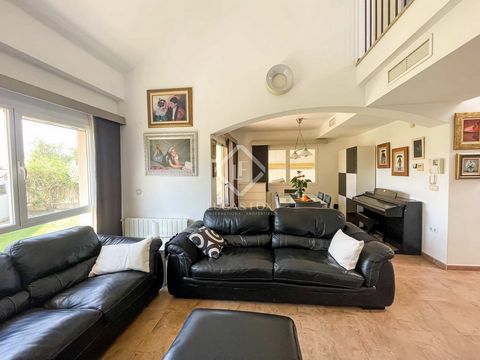 Lucas Fox presents this property with a layout on three floors and located in a neighbourhood with 24-hour security service in Bétera, Valencia. The villa is situated on a plot of approximately 800 m², which offers a mature garden with fruit trees an...