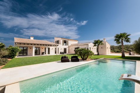 Diese wunderschön präsentierte Finca, die in Ses Salines zum Verkauf steht, nimmt ein Grundstück von ca. 16.550m2 mit offenem Panoramablick auf die Landschaft ein. Die beruhigende mediterrane Kulisse passt perfekt zu dieser modernen Villa, die mit bo...