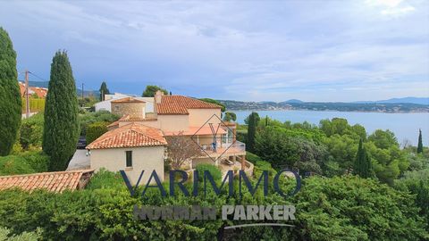 Panoramic sea view of the bay of Bandol and its islands for this architect house of the 30s with its tower on a garden of 2,590 m2 with swimming pool. It is located in a residential area, just a few minutes walk from the port and beaches of Bandol. M...
