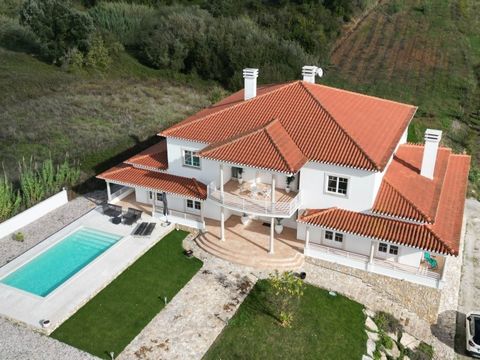 This property with an area of 968m² offers 360° views of the magnificent vineyards and the majestic Monte Junto. Exceptionally bright, it is spread over three levels. On the ground floor, a vast entrance hall welcomes you elegantly, embellished with ...
