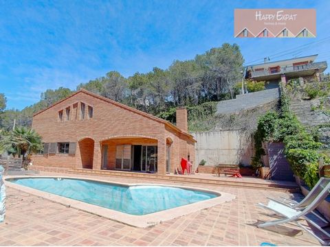 Detached beautiful house of 219m2  full of sun and light in a flat, south facing plot of 800m2 in Olivella, built in 2007. All the finishes in the house are of high quality, exposed Catalan brick work, imitation wood porcelain stoneware floors, solid...