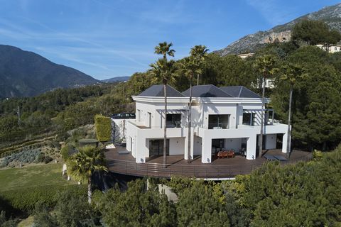 This stunning lakeside estate is a genuine one-of-a-kind property and is only a short drive from Marbella's Golden Mile. This stunning property is situated in expansive grounds of 16,000 m2, which provide solitude and tranquility, and the villa has b...