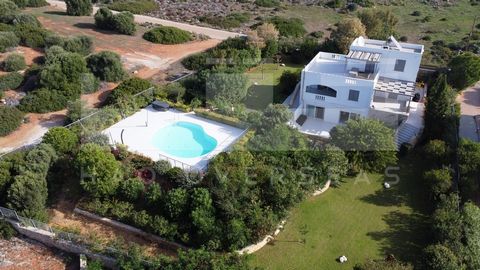En unik villa till salu i Akrotiri Chania Kreta. Denna fastighet ligger i det exklusiva och mycket eftertraktade området Tersanas, med utsikt över havet och bergen. Den har en total boyta på 213 kvm fördelat på 3 våningar och ligger på en 2000 kvm pr...