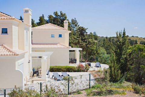 The villas in the 'Village' complex enjoy a fabulous view to the Guadiana River and the sea. The complex features a large comunal pool and tropical pool. 2 and 3 bedroom properties available. The properties are built to very high speciﬁcations and ar...