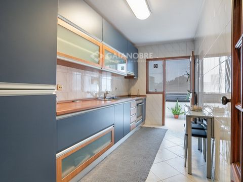 T2 in Mafamude (Paço de Rei). Elevated floor with unobstructed views and excellent sun exposure. Close to El Corte Inglés. 2 fronts. Living room with balcony. Kitchen with hob and oven. Independent laundry room and pantry. 2 full bathrooms. Detached ...