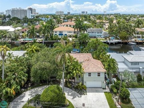 Olde Florida Deepwater Architectural Gem situé sur 100 pieds +/- de façade sur l’eau dans les célèbres îles Las Olas. Cette propriété de 5 chambres, 4 salles de bain complètes et 1 demi-salle de bain sur un terrain surdimensionné de 10 500 pieds carr...