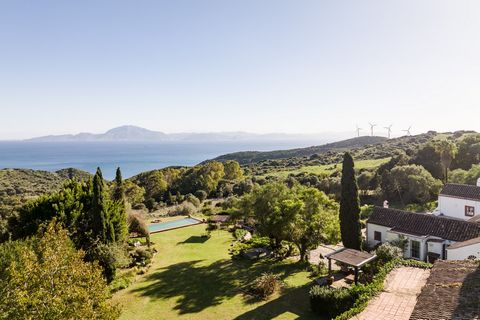 Allow us to introduce you to an exceptional rural property in Tarifa, where nature and comfort come together in perfect harmony. Spanning across a plot of 24,999 square meters, this property, with around 500 square meters of built space, comprises a ...