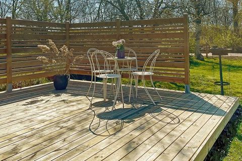 Lovely holiday home to really enjoy on Joels udde, Öland with proximity both to the sea and to Färjestaden where you have nice restaurants, ice cream cafes and shopping. The house is located in a nice cottage area with a high holiday feeling, where y...