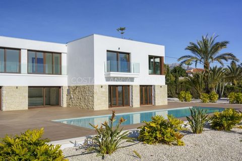 ALFAZ DEL PI@ LUXURY @VILLA This fantastic new villa, designed by architects Arquiforma, is located in the area of El Planet in Altea, within walking distance of the beach, the old town of Altea and the Albir. Sea views and panoramic views of the mou...
