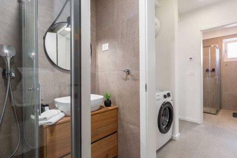Appartement moderne récemment rénové pour 4 personnes à Porec avec un jardin privé, 2 chambres, 2 salles de bains.