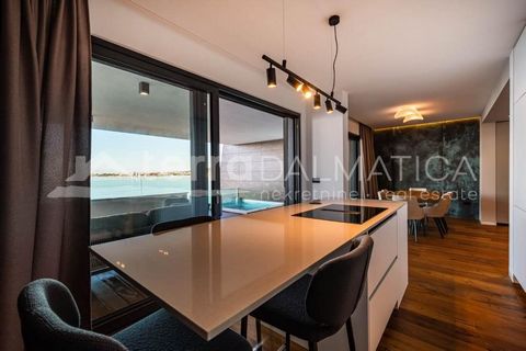 Un appartement de première classe est à vendre dans un immeuble luxueux à Sukosan, au premier rang de la mer. L’appartement est situé au premier étage d’un immeuble avec ascenseur, qui comprend un total de quatre unités résidentielles, offrant ainsi ...