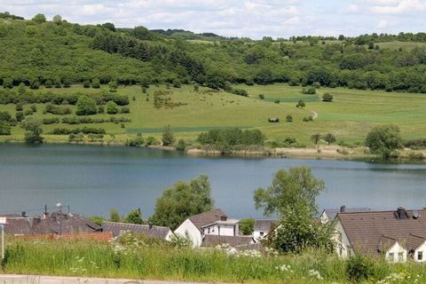 Élégant appartement de vacances « Studio Vulkanpanorama » situé dans le complexe d'appartements « Maarberg Resort ». Avec une vue imprenable sur le lac, un jacuzzi et une douche à vapeur. Sauna dans la maison.