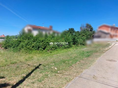   Building plot in Tar   A building plot of 1175 m2 is for sale. The plot is flat and of regular shape. All infrastructure is at the very edge of the plot. Ideal location for a villa with a pool, only 500 m from the center of the place, and about 2.5...