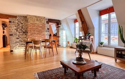 ARRIERE-COUR vous propose en exclusivité à BESANCON un superbe appartement de 125m² au sol, situé au centre-ville dans la BOUCLE, sur cour intérieure de la rue des Granges. Cet appartement de quatre pièces sur deux niveaux, se situe au deuxième et de...