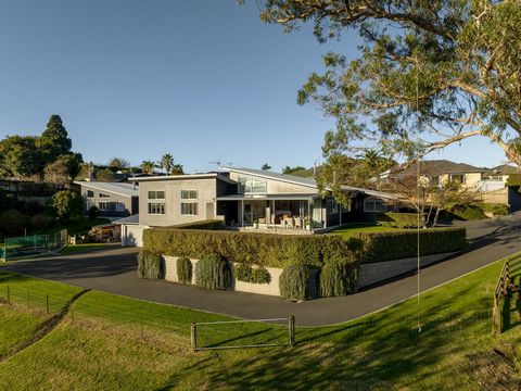 Wat een geweldig pakket - locatie aan de rand van de stad, lifestyle-blok met landelijke uitstraling en uitgebreid familieleven met oma-flat - alles in één huis! Discreet gelegen langs een oprit in deze vroege Ohauiti-straat, is dit modern gebouwde h...