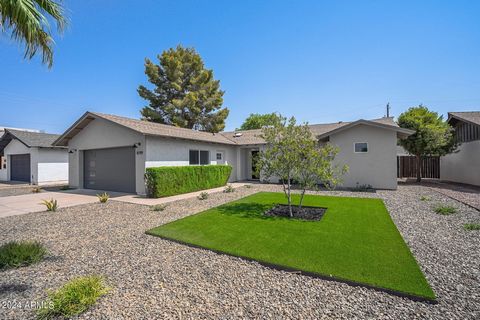 Welcome to this tastefully remodeled home within minutes of everything Scottsdale has to offer. Walking into this home you will be greeted with an open concept floor plan and a gourmet kitchen that overlooks the living room. The kitchen boasts SS app...