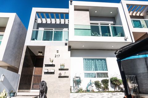 **Casa in vendita a Fraccionamiento Andarez, Ensenada, Baja California** Situata nella tranquilla zona privata di Andarez, nella zona meridionale di Ensenada, Baja California, questa casa offre una comoda vicinanza a Costco, centri commerciali, scuol...