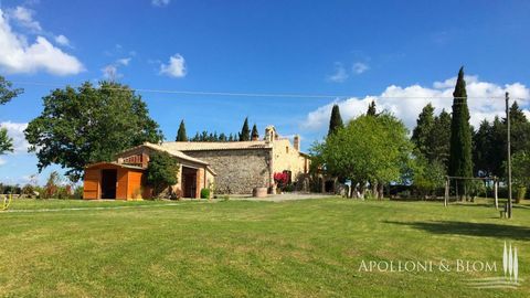 Casale Giulitta con Antica Pieve in vendita a San Quirico d’Orcia, Siena. La proprietà di estremo charme rimanda subito indietro nel tempo grazie alla preziosa presenza di una antica Pieve attualmente sconsacrata. Situato in posizione estremamente pa...