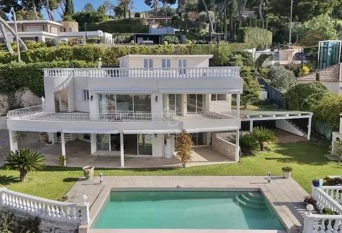 Located in one of the most prestigious and quiet areas of Cannes, 5 minutes from the town centre and beaches, this Californian's style villa of 239 sqm is built on 1,506 sqm flat land with an infinity pool and an enchanting 180° sea view of the Lérin...