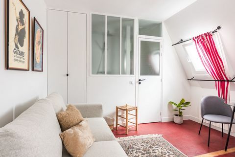 Discover the City of Light by staying in a prestigious loft in the heart of Paris' 8th arrondissement. Just a stone's throw from the Champs-Elysées and the Arc de Triomphe, this cocoon offers all the comforts you need for a unique experience in the h...