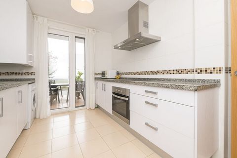 The exterior of the property is ideal to enjoy the southern climate. In the well maintained communal gardens you will find a large shared chlorine pool with dimensions of 13 x 7 m and a depth range between 0.5 and 2 m. Once in the house, the terrace ...