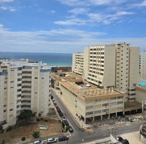 Ein Studio-Apartment in Praia da Rocha, Portimão, bietet eine ausgezeichnete Lage für diejenigen, die das Leben am Strand und die Bequemlichkeit der Stadt in vollen Zügen genießen möchten. Dieses Apartment liegt nur 300 m vom Strand entfernt und biet...