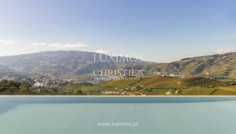 Atemberaubender Bauernhof im Herzen der abgegrenzten Douro-Region , in Santa Marta de Penaguião. Es verbindet zeitgenössische Architektur mit typischen Materialien der Douro-Region, wie z. B. die mit Schiefer verkleideten Außenwände und Mauern, die E...