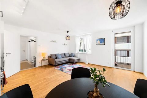 Die farbenfrohe Wohnung am Erlachplatz“ ist von einer Auswahl an schillernden Farben und verschiedenen Formen in der gesamten Wohnung inspiriert. Die Kunstwerke über der Kopfstütze im Schlafzimmer zeigen organische Formen, d. h. dynamische Kurven und...