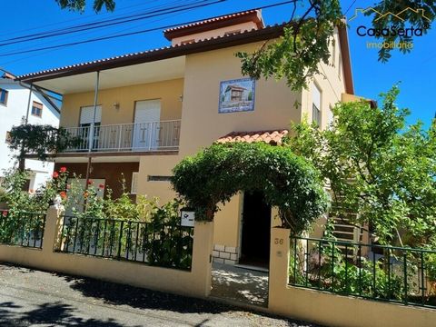 Maison en excellent état située à l’entrée du village de Cernache do Bonjardim. Réparti sur trois étages, rez-de-chaussée, premier étage et grenier, il se compose de cinq chambres, deux cuisines, deux salons, deux salles de bains, un garage avec port...