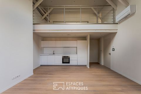 Located on the 2nd and last floor of a small condominium in the heart of Béthune, this 69 m2 Carrez duplex benefits from a quality renovation. The façade of the building reveals its beautiful period engravings carved and chiseled in stone. From the e...