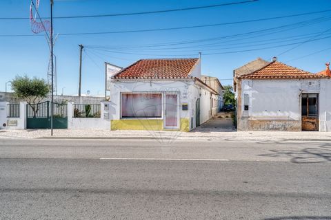 2 Moradias Versáteis no Coração de Marinhais  Descubra esta fantástica oportunidade no centro da vila de Marinhais, concelho de Salvaterra de Magos! Ideal tanto para habitação como para comércio, esta propriedade destaca-se pela sua localização privi...