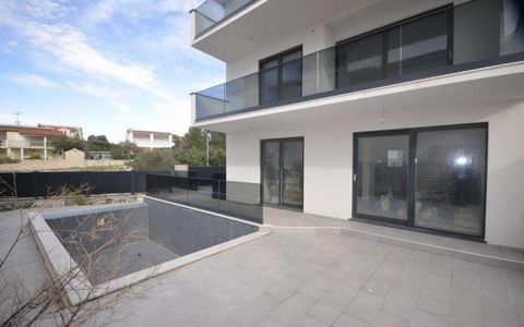 Magnifique villa nouvellement construite avec piscine dans une excellente position, deuxième rangée au bord de la mer dans la baie de Stivašnica, à 12 km de la ville populaire de Rogoznica. L'emplacement est idéal pour ceux qui recherchent la paix et...