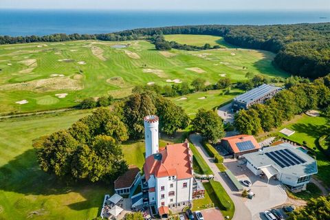 Witamy w ekskluzywnej rezydencji wakacyjnej „Villa Heimathafen Rügen” – luksusowym wakacyjnym bliźniaku krytym strzechą na polu golfowym Schloss Ranzow na Rugii.