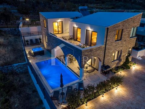 Questa lussuosa villa a Čisla, con una superficie di 300 m2, offre un'incredibile miscela di comfort ed eleganza. Con quattro ampie camere da letto e un bagno, questa villa offre un rifugio perfetto per il relax e il divertimento nella natura. Con un...