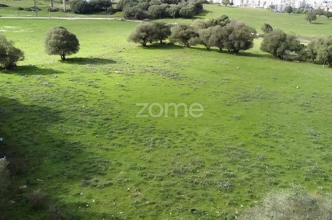 Identificação do imóvel: ZMPT548765 Terreno en Cacém con 22.000 m2 distribuidos en 6.000 m2 para espacios de actividades económicas, a saber, actividades industriales, almacenamiento y logística, comercio y servicios y 16.000 m2 clasificados como esp...