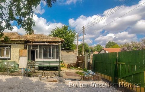 Una bella casa di campagna nel villaggio di Malina, che si trova nel comune di General Toshevo, nel nord-est della Bulgaria. La casa è una tipica casa in mattoni a un piano in stile bulgaro con due ingressi. La casa ha una superficie abitabile di 85 ...