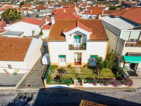 Die Villa befindet sich in der charmanten Stadt Póvoa de Penafirme, A dos Cunhados. Diese Gegend bietet eine ruhige und malerische Umgebung, ideal für diejenigen, die einen Kurzurlaub abseits des hektischen Treibens der Stadt suchen, aber dennoch rel...