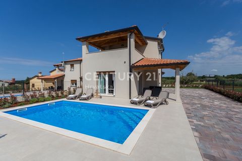 SCHÖNES HAUS MIT POOL UND MEERBLICK Eine moderne Villa zum Verkauf unweit von Novigrad mit einem schönen Blick auf das Meer und das Tal des Flusses Mirna. Es handelt sich um eine Doppelhaushälfte, die nur mit dem Heizraum verbunden ist, was den Eindr...