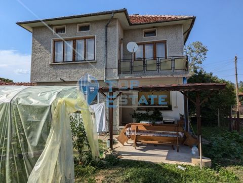 Top Estate Real Estate bietet Ihnen ein zweistöckiges Massivhaus im Dorf Yavorets, Gemeinde Gabrovo, Region Gabrovo. Die angebotene Immobilie befindet sich im Zentrum des Dorfes, mit ganzjähriger Zufahrt über eine asphaltierte Straße. Das Haus ist zw...