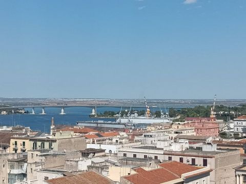 PUGLIA - TARANTO - BORGO Proponiamo in Vendita a Taranto in Via Principe Amedeo,145, Appartamento completamente e finemente ristrutturato composto da ampio e luminoso ingresso soggiorno con vista sul Mar Grande con armadio a muro, cucina abitabile co...