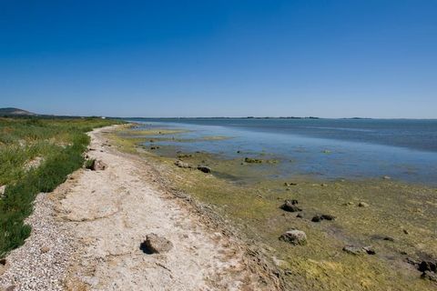 A deux kilomètres du petit village de Fabrègues et à quelques minutes de Montpellier et des plages sauvages de Frontignan, le Domaine du Golf est situé au milieu d'un vignoble dans un parc de 11 hectares. Vous bénéficierez d'un environnement calme et...