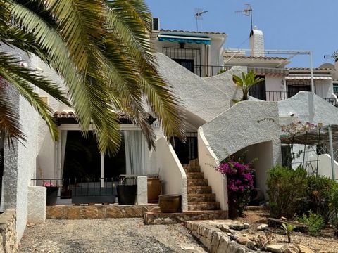 Reihenhaus zum Verkauf in der charmanten Gegend von El Portet (Moraira), in einer Urbanisation von 19 Häusern mit Gemeinschaftspool und Gärten, mit schönem Blick auf das Meer und zum Verkauf Ruhige Gegend, in einer Sackgasse. Etwa 15 Minuten zu Fuß z...