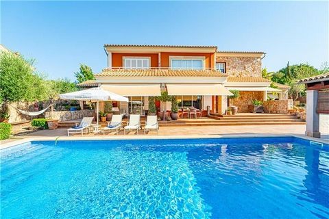 Detached villa with swimming pool on a plot of 1,180m2 approx. with views of the Bay. This wonderful property has a built area of approx. 492m2 and consists of a house of approx. 286m2. The house has a spacious living room of 40m2 approx. with firepl...