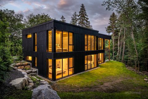 Bienvenido al dominio ultra exclusivo de MONTAGNE NOIRE en Saint-Donat. Un dominio seguro e integrado diseñado para los amantes de la naturaleza que buscan tranquilidad. Cada residencia encarna la excelencia arquitectónica moderna con construcción de...