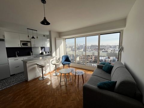 Situé au cœur d'un quartier vivant et recherché à 10 minutes de la Place de la Nation, proches de tous commerces et transports, en douzième étage avec ascenseur d'un immeuble de 1971 avec concierge, bel appartement sans vis à vis bénéficiant d'une lu...