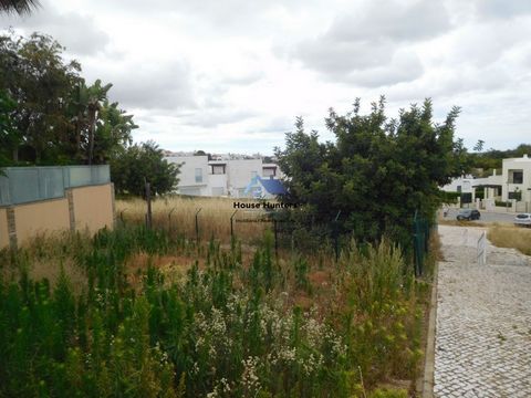 Schrebergarten in Alcantarilha Grundstück für den Bau von ein oder zwei Häusern mit Infrastruktur, Firmenwasser, Strom und Abwasser. Grundstück mit genehmigtem Projekt für eine Villa mit 3 Schlafzimmern und bezahlten Lizenzen. Gute Anbindung an die A...