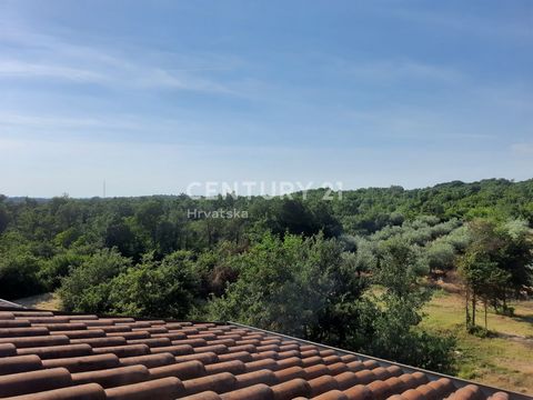 POREČ, APPARTEMENT DE DEUX ÉTAGES À VENDRE AVEC VUE SUR LA MER Ce bel appartement est situé dans un excellent emplacement, à Kukci, à seulement 4 km de belles plages. La rue est sans issue et calme, en pleine nature. Le bâtiment dispose d’un rez-de-c...